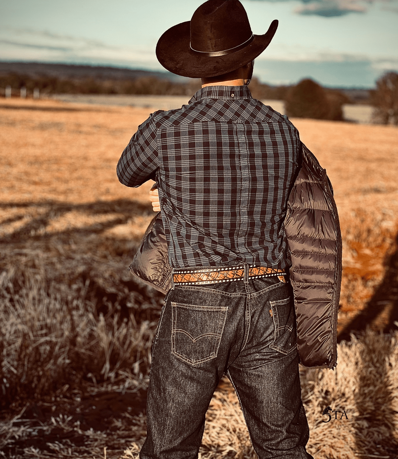 Cinto Cincelado y Pintado a Mano con Correa de Chivo