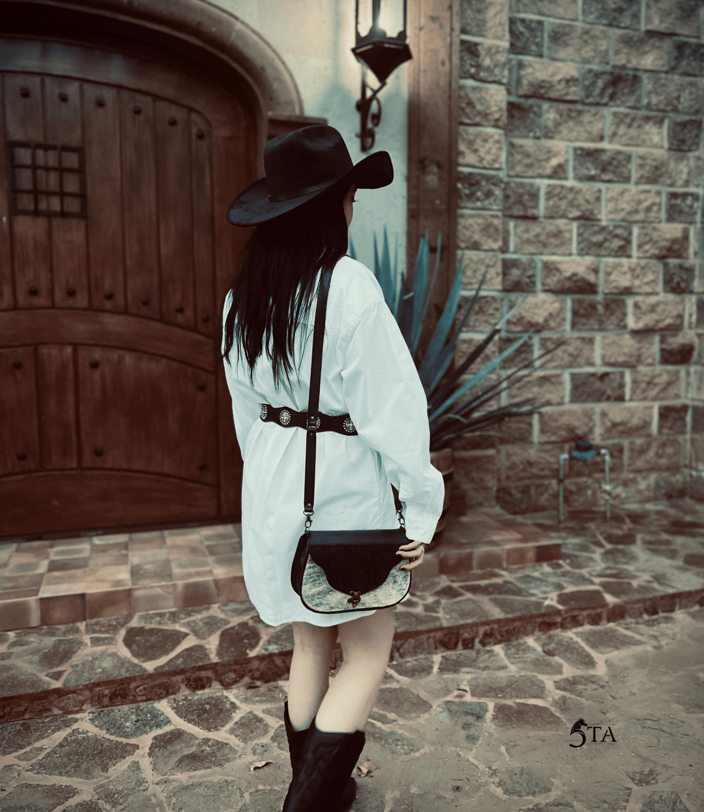 Cinto Láser y Concho Metálico Brillante