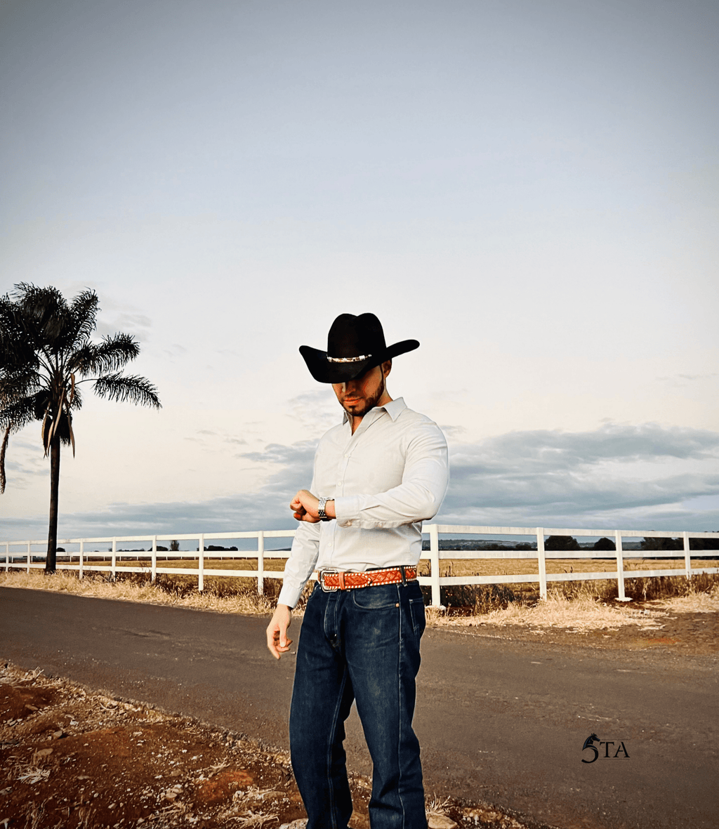 Cinto Cincelado a Mano y Correa de Chivo