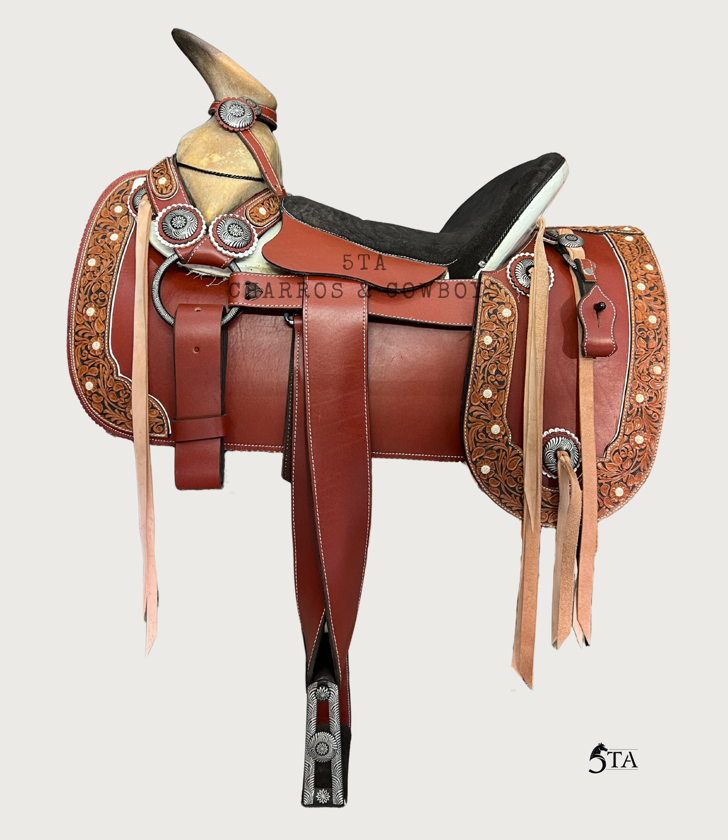 Montura Charra Piteado y Cincelado con Cantinas