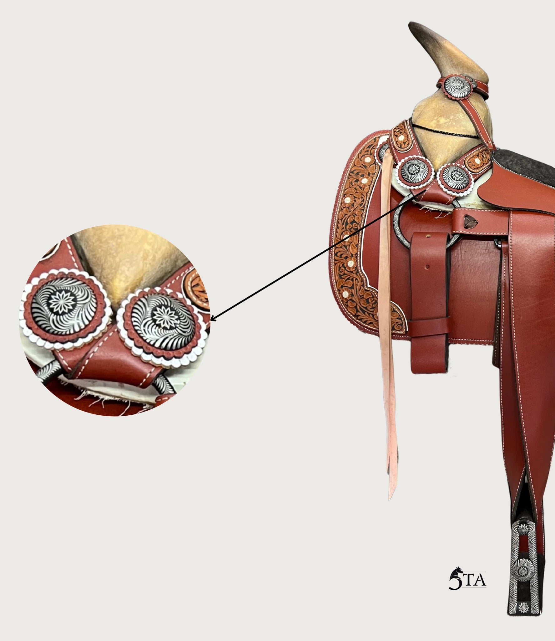 Montura Charra Piteado y Cincelado con Cantinas