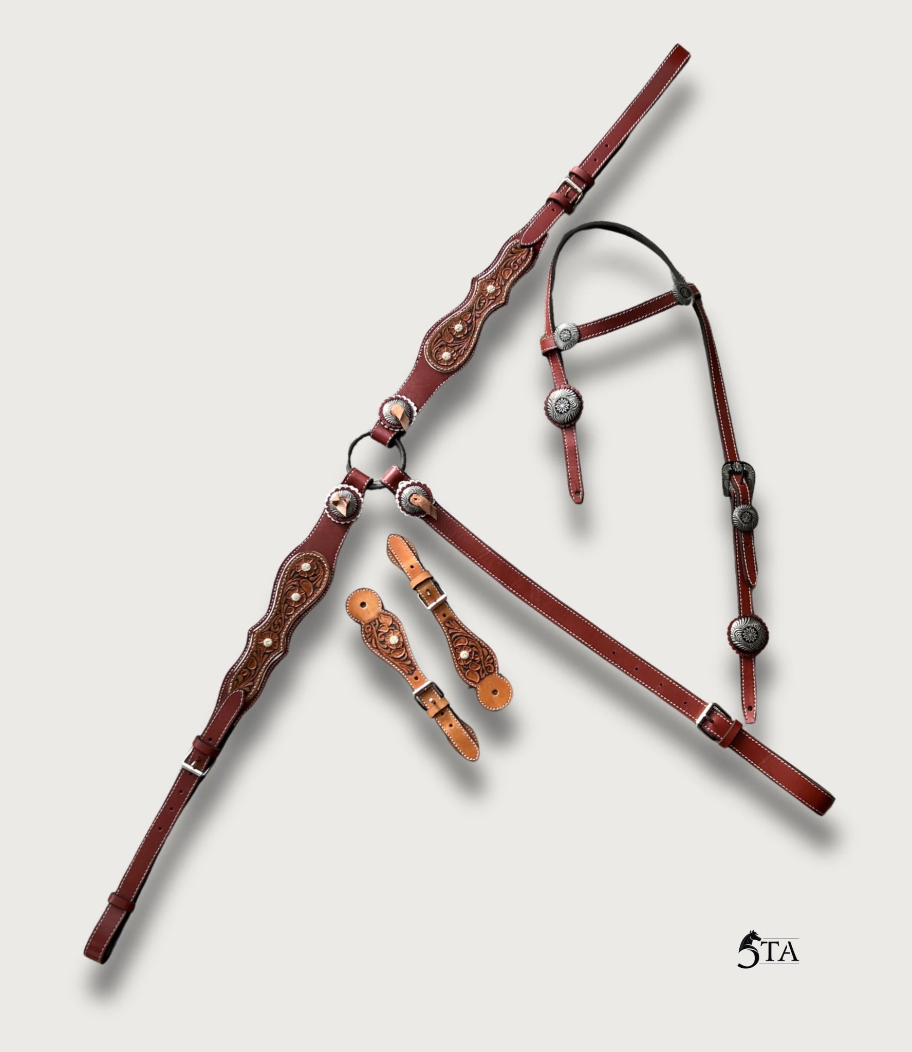 Montura Charra Piteado y Cincelado con Cantinas